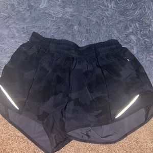 lululemon camo black hotty hot shorts
